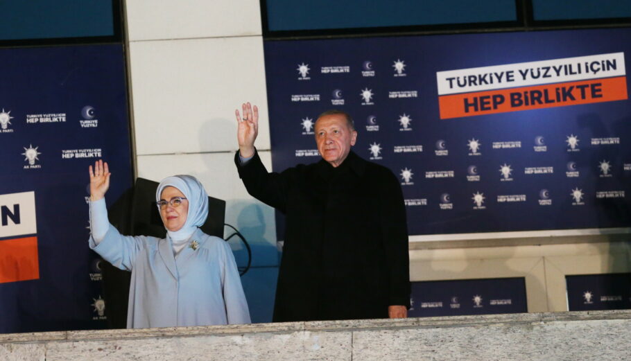 Εμινέ και Ρετζέπ Ταγίπ Ερντογάν χαιρετούν τα πλήθη από το μπαλκόνι όπου μίλησε ο Τούρκος πρόεδρος μετά τις εκλογές στην Τουρκία © EPA/Necati Savas