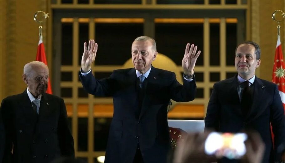 Ο πρόεδρος της Τουρκίας Ρετζέπ Ταγίπ Ερντογάν αναγνωρίζει τους υποστηρικτές του μετά την επανεκλογή του στον δεύτερο γύρο των εκλογών, στο προεδρικό μέγαρο στην Άγκυρα @EPA, NECATI SAVAS