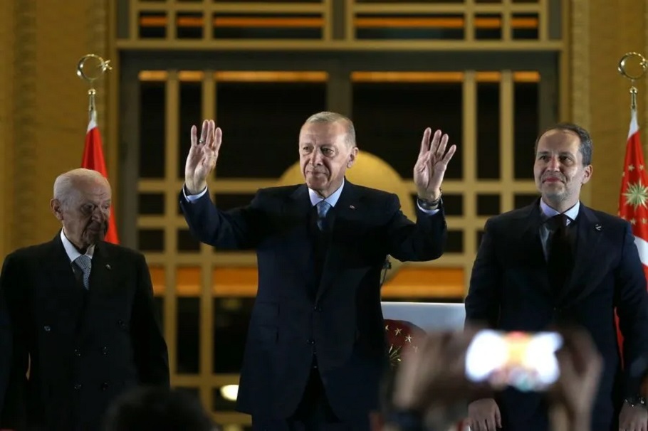 Ο πρόεδρος της Τουρκίας Ρετζέπ Ταγίπ Ερντογάν αναγνωρίζει τους υποστηρικτές του μετά την επανεκλογή του στον δεύτερο γύρο των εκλογών, στο προεδρικό μέγαρο στην Άγκυρα @EPA, NECATI SAVAS