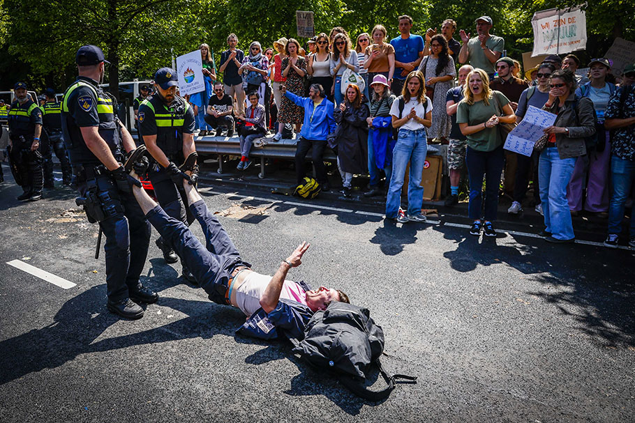 Σύλληψη στη Χάγη μέλους του κινήματος Extinction Rebellion © EPA/SEM VAN DER WAL