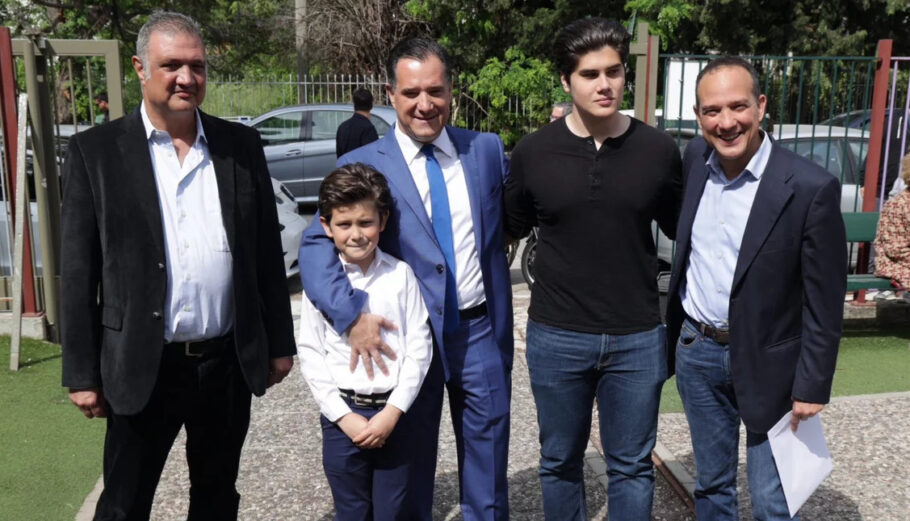 Ο Άδωνις Γεωργιάδης με την οικογένειά του ©Twitter/AdonisGeorgiadis