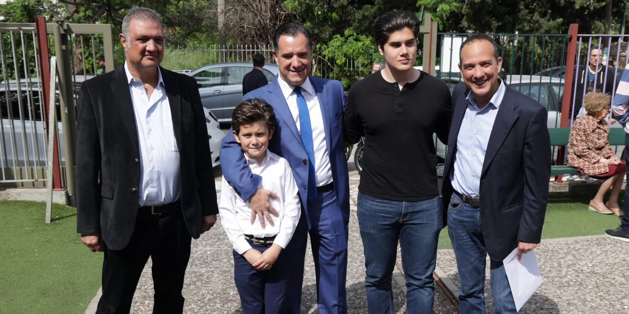 Ο Άδωνις Γεωργιάδης με την οικογένειά του ©Twitter/AdonisGeorgiadis