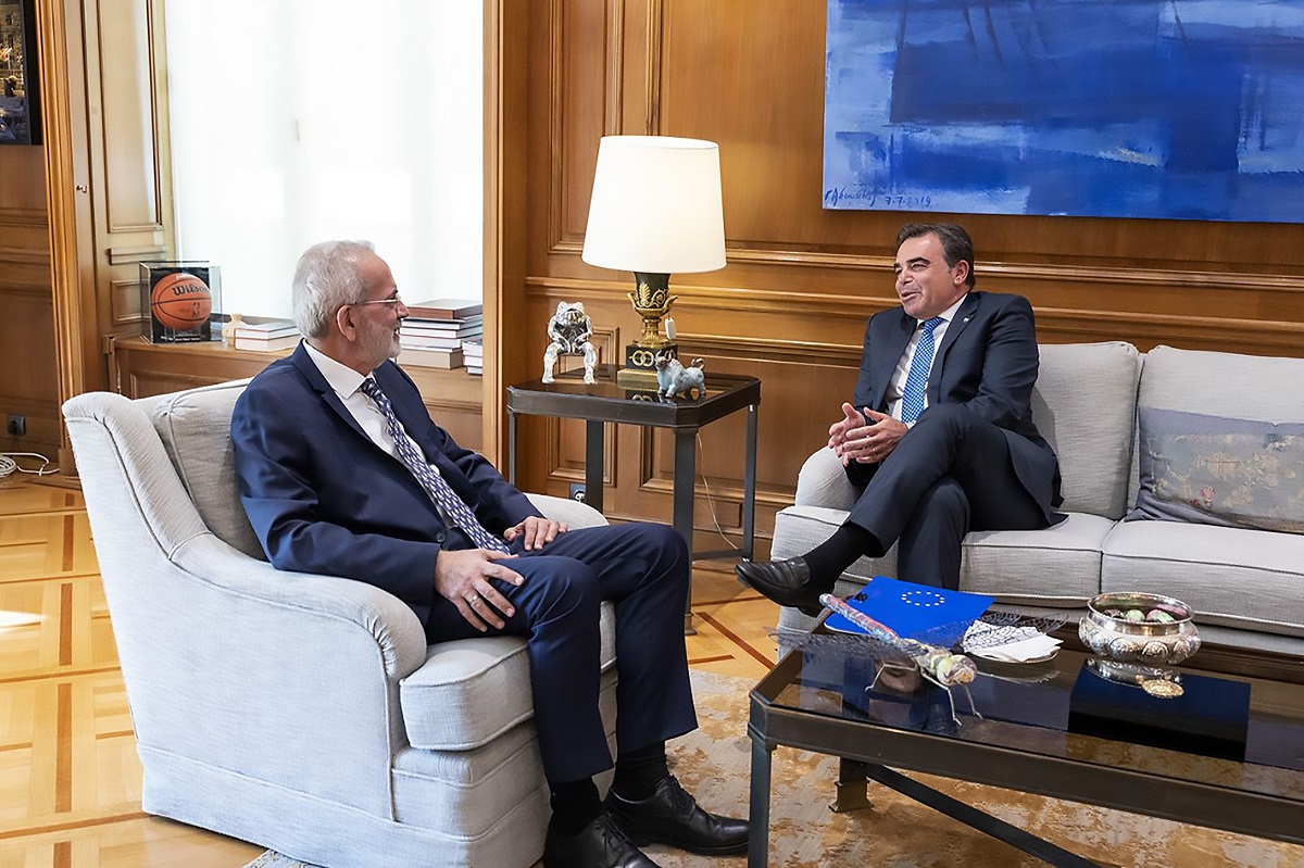 Ο πρωθυπουργός Ιωάννης Σαρμάς δέχτηκε το απόγευμα στο Μέγαρο Μαξίμου τον αντιπρόεδρο της Ευρωπαϊκής Επιτροπής και Επίτροπο προώθησης του Ευρωπαϊκού Τρόπου Ζωής Μαργαρίτη Σχοινά © intime
