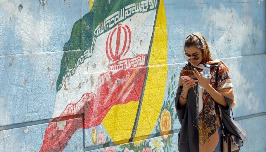 Mural στην Τεχεράνη με τη σημαία του Ιράν © EPA/Abedin Taherkenareh