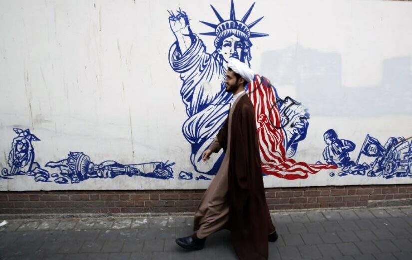Mural στην Τεχεράνη κατά των ΗΠΑ © EPA/POOL