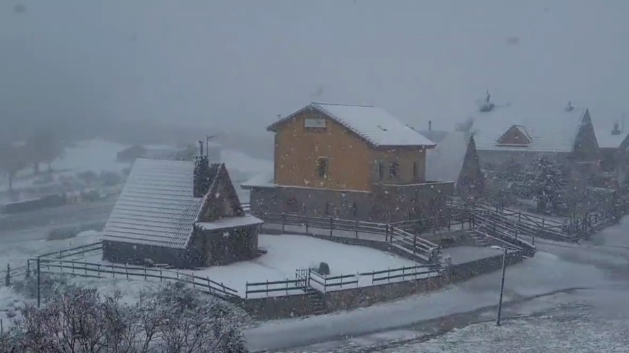 Χιόνια στον οικισμό La Raya της Ισπανίας © YouTube (screenshot)