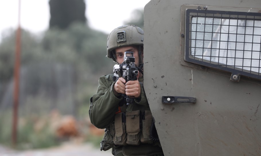 Ισραηλινός στρατιώτης με το δάκτυλο στη σκανδάλη © EPA/ALAA BADARNEH