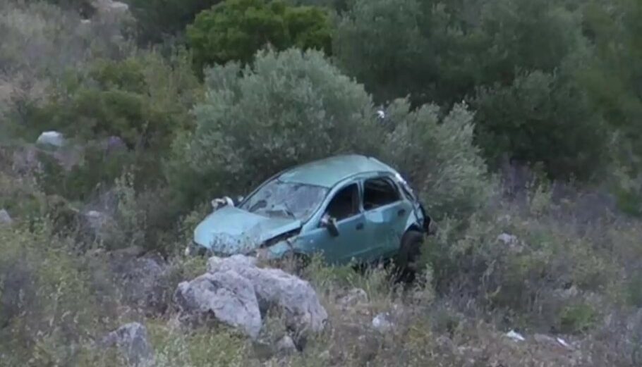 Το αυτοκίνητο που έπεσε σε γκρεμό στο Σχιστό Κορυδαλλού © YouTube (screenshot)