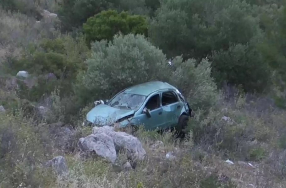 Το αυτοκίνητο που έπεσε σε γκρεμό στο Σχιστό Κορυδαλλού © YouTube (screenshot)