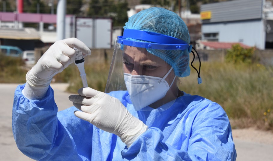 Εργαζόμενη του ΕΟΔΥ διενεργεί rapid test για κορονοϊό © EUROKINISSI/ΒΑΣΙΛΗΣ ΠΑΠΑΔΟΠΟΥΛΟΣ