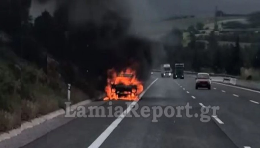 Αυτοκίνητο στην Εθνική Οδό Αθηνών - Λαμίας πήρε φωτιά © lamiareport