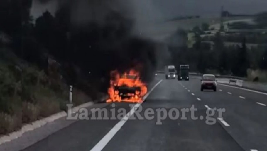 Στις φλόγες αυτοκίνητο στην Εθνική Οδό – Κινδύνεψε οικογένεια
