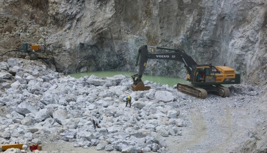 Ορυχείο λιθίου © EPA/AARON UFUMELI