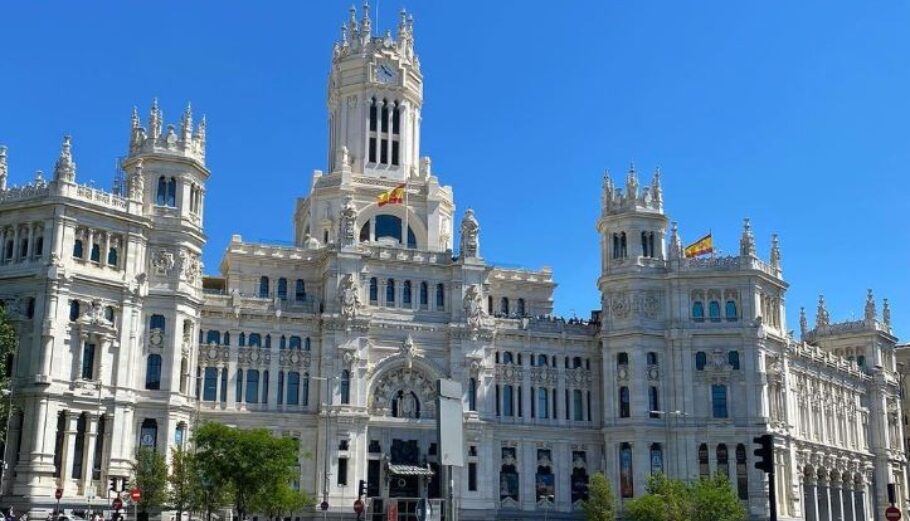 Palacio De Comunicaciones. Μαδρίτη © https://www.instagram.com/louknits/
