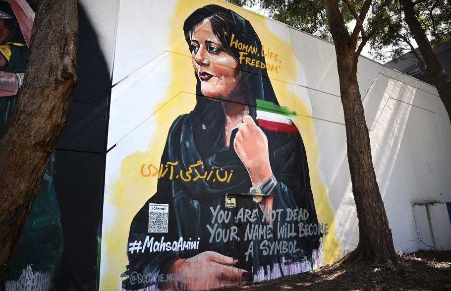 Mural για τη Μάχσα Αμινί © EPA/DAN HIMBRECHTS
