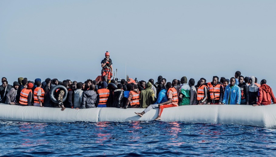 Μετανάστες σε λέμβο στη Μεσόγειο © EPA/Flavio Gasperini/SOS MEDITERRANE/HANDOUT