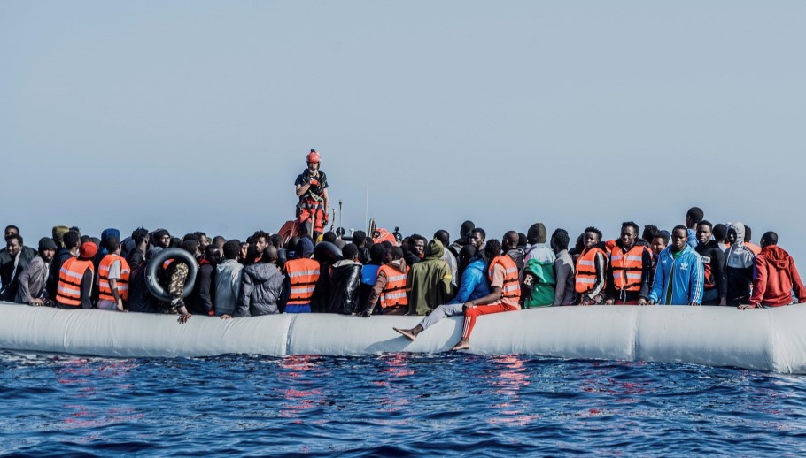 Μετανάστες σε λέμβο © EPA/Flavio Gasperini/SOS MEDITERRANE/HANDOUT