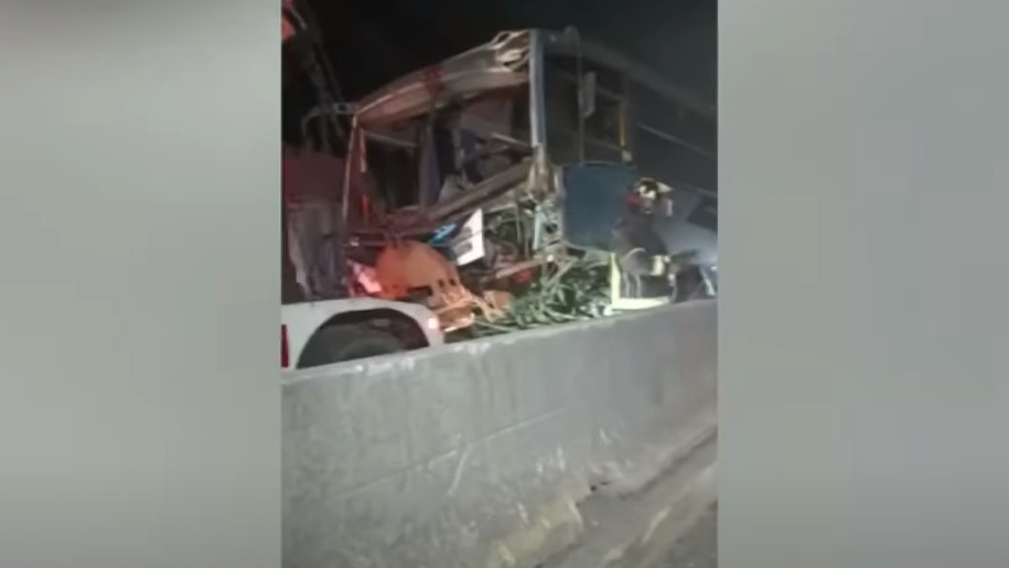 Σύγκρουση λεωφορείου με φορτηγό στο Μεξικό © YouTube (screenshot)