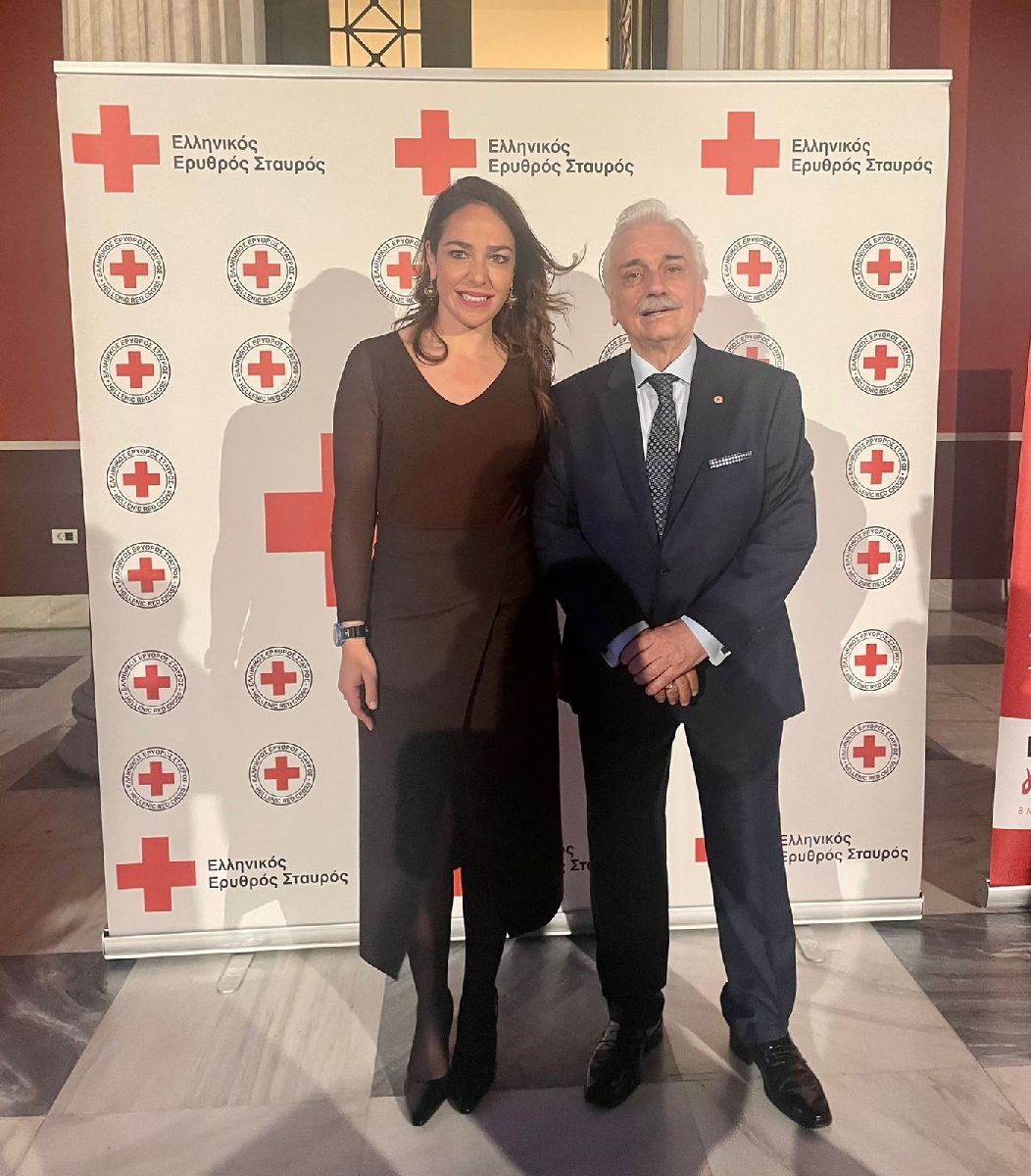 Η υφυπουργός Εργασίας και Κοινωνικών Υποθέσεων, Δόμνα Μιχαηλίδου με τον πρόεδρο του Ελληνικού Ερυθρού Σταυρού, Αντώνη Αυγερινό @ Υπουργείο Εργασίας