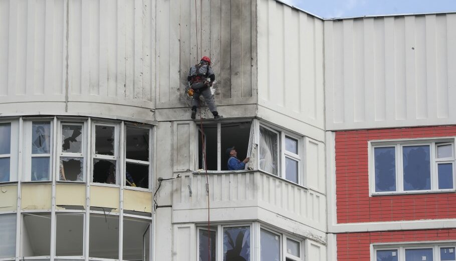 Ζημιές σε κτίριο της Μόσχας από επίθεση UAV © EPA/MAXIM SHIPENKOV