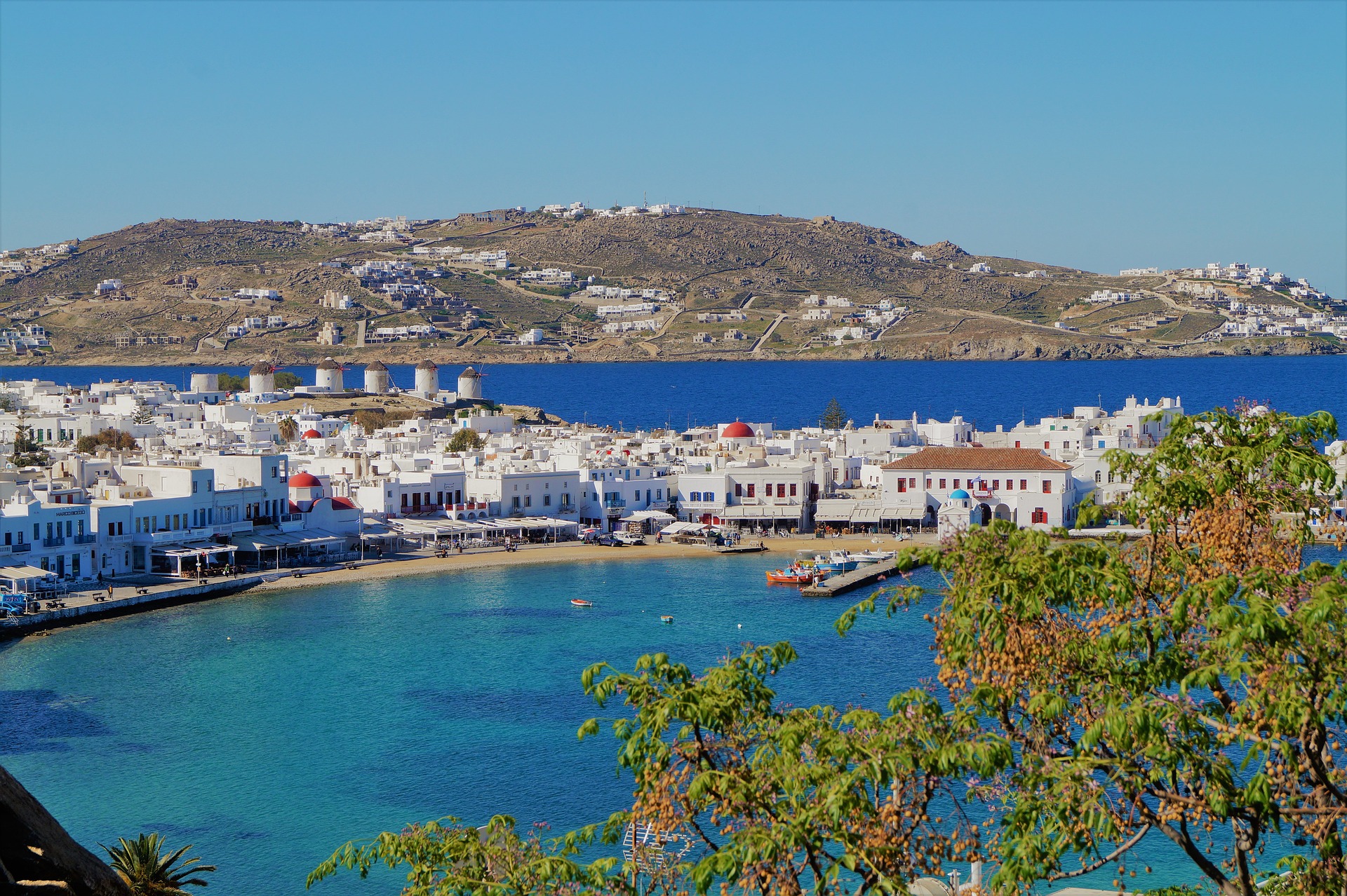 Συλλήψεις σε Μύκονο, Πάρο και Ρόδο για κατάληψη αιγιαλού