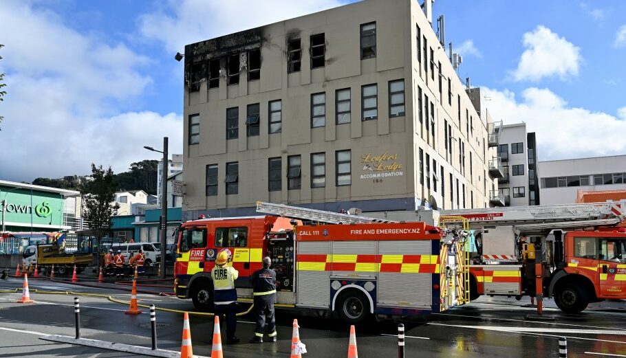 Το ξενοδοχείο στη Νέα Ζηλανδία μετά την καταστροφική φωτιά στον τελευταίο όροφο © EPA/MASANORI UDAGAWA