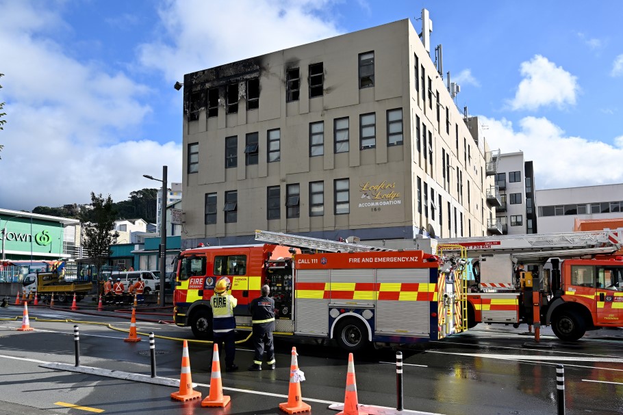 Το ξενοδοχείο στη Νέα Ζηλανδία μετά την καταστροφική φωτιά στον τελευταίο όροφο © EPA/MASANORI UDAGAWA