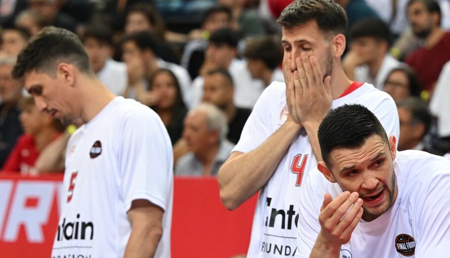 Απογοητευμένοι οι παίκτες του Ολυμπιακού μετά την ήττα από τη Ρεάλ Μαδρίτης © EUROKINISSI/ΑΝΤΩΝΗΣ ΝΙΚΟΛΟΠΟΥΛΟΣ