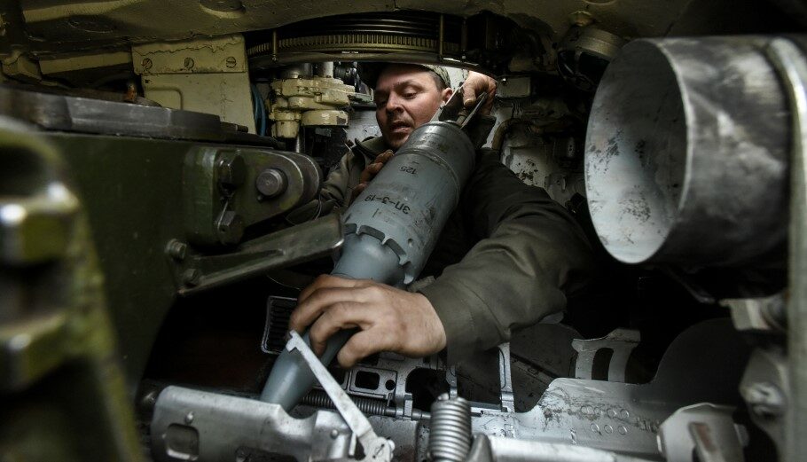 Ουκρανός στρατιώτης μέσα σε τεθωρακισμένο κοντά στο Μπαχμούτ της Ουκρανίας © EPA/ OLEG PETRASYUK