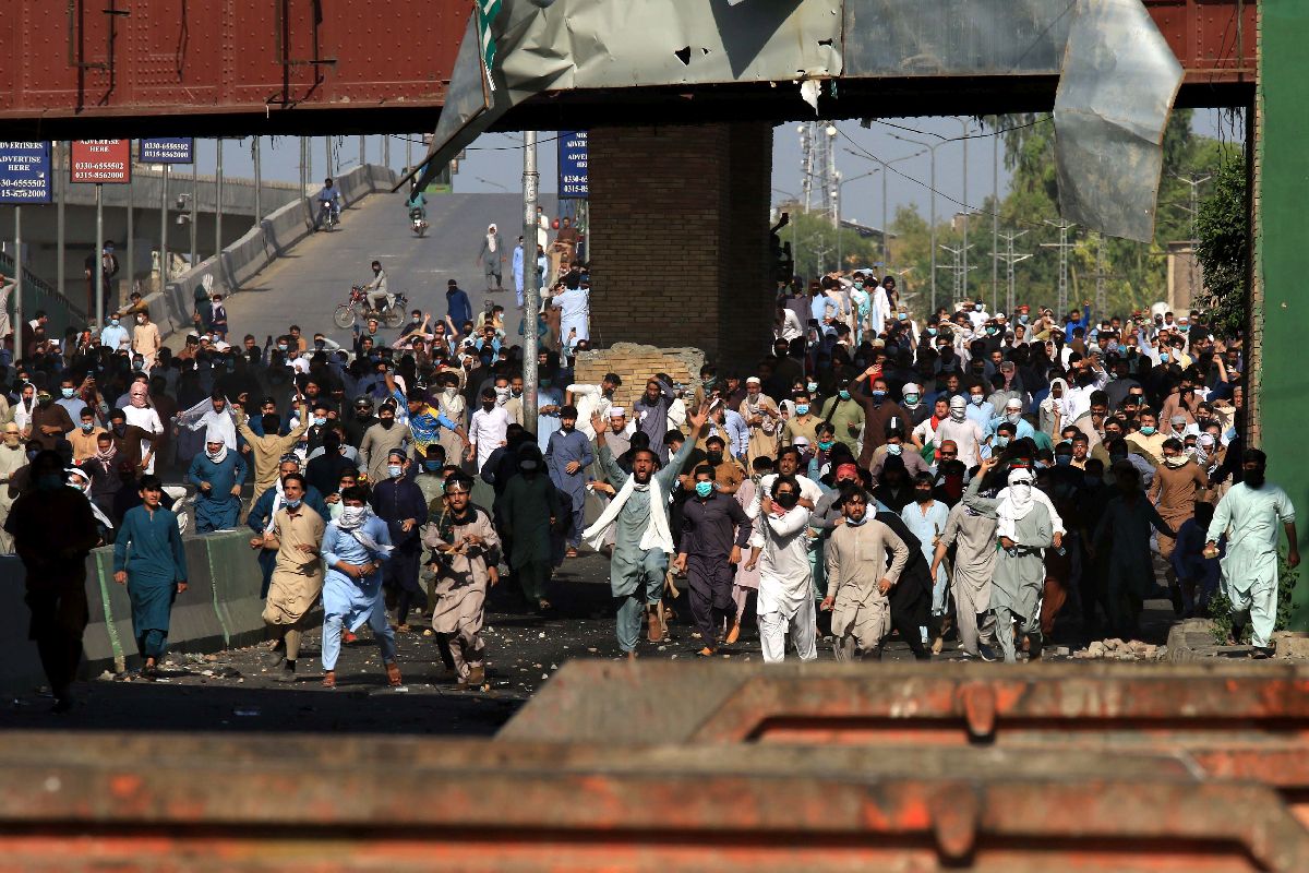 Βίαιες διαδηλώσεις στο Πακιστάν © EPA/SOHAIL SHAHZAD