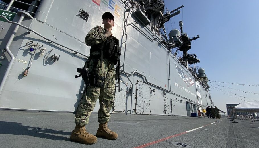 Αμερικανός στρατιώτης μπροστά από πλοίο του Πολεμικού Ναυτικού © EPA/FRANCIS R. MALASIG