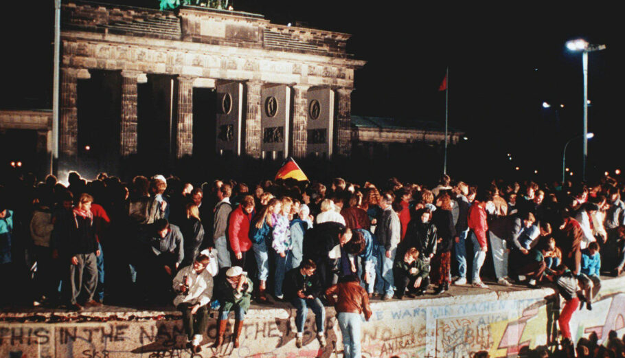 Στιγμιότυπο από την πτώση του Τέχους του Βερολίνου το 1989 © EPA PHOTO/LEHTIKUVA/FILES