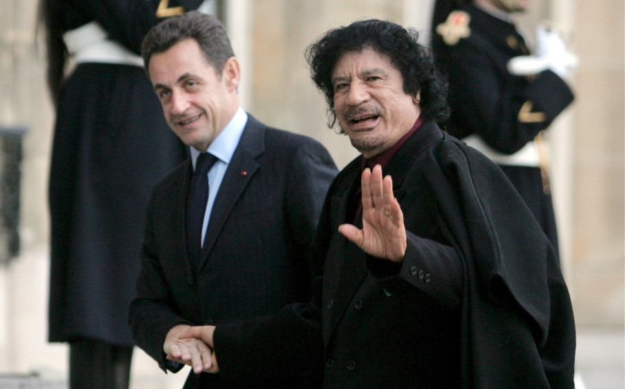 Ο Νικολά Σαρκοζί και ο Μουάμαρ Καντάφι σε συνάντηση στα Ηλύσια Πεδία το 2007 © EPA/MAYA VIDON