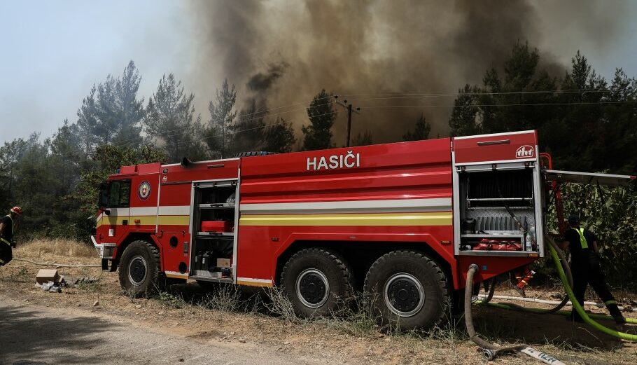 Σλοβάκοι πυροσβέστες σε φωτιά στη Βόρεια Εύβοια © EUROKINISSI/ΒΑΣΙΛΗΣ ΡΕΜΠΑΠΗΣ
