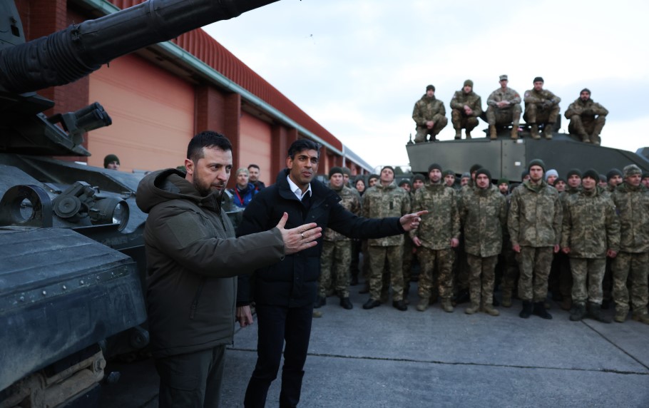 Βολοντίμιρ Ζελένσκι και Ρίσι Σούνακ σε στρατιωτική βάση στη Βρετανία © EPA/HOLLIE ADAMS/POOL