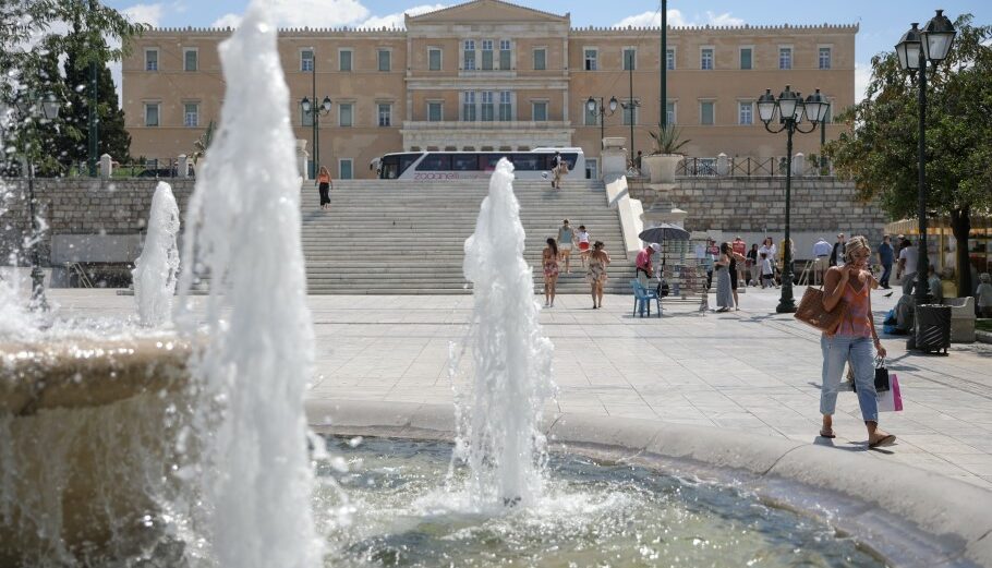 Τουρίστες στο Σύνταγμα © EUROKINISSI/ΒΑΣΙΛΗΣ ΡΕΜΠΑΠΗΣ