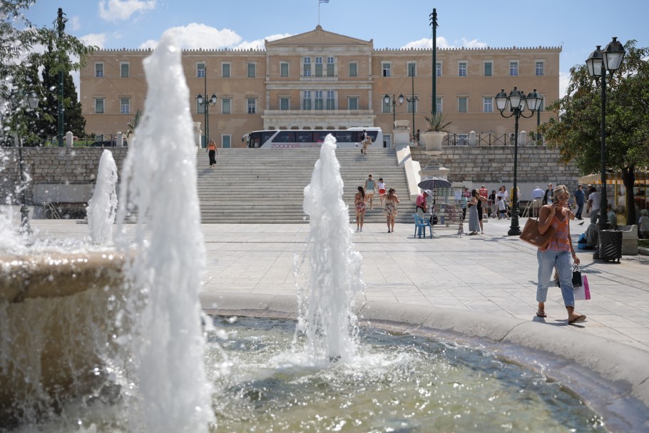 Τουρίστες στο Σύνταγμα © EUROKINISSI/ΒΑΣΙΛΗΣ ΡΕΜΠΑΠΗΣ