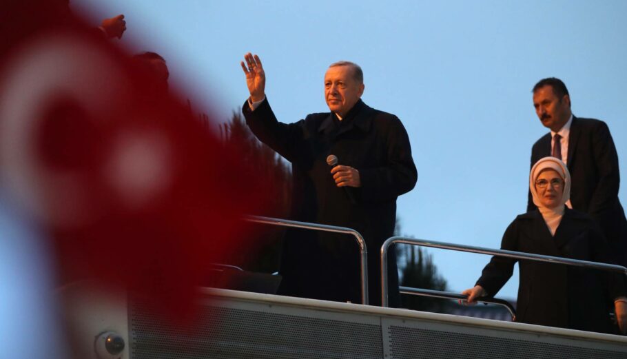 Ο Ρετζέπ Ταγίπ Ερντογάν στον πρώτο του λόγο στην Κωνσταντινούπολη μετά την επανεκλογή του. Δίπλα του η σύζυγός του Εμινέ © EPA/TOLGA BOZOGLU