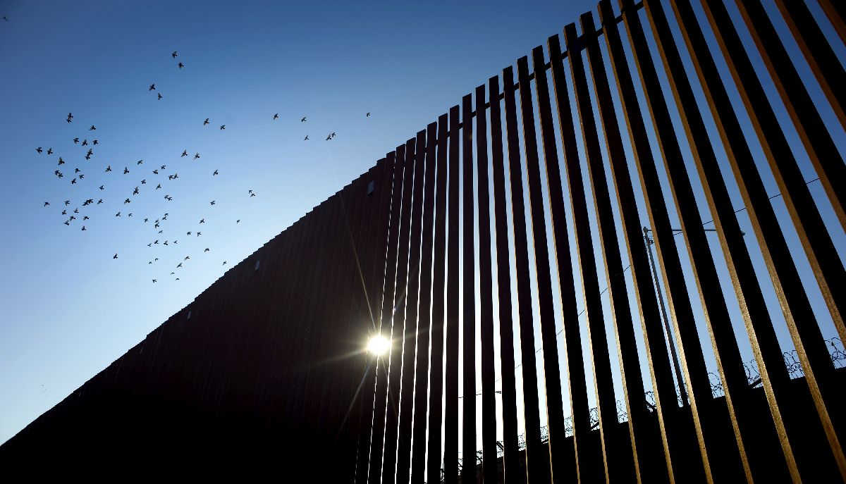 Τείχος στα σύνορα ΗΠΑ - Μεξικού © EPA/David Maung