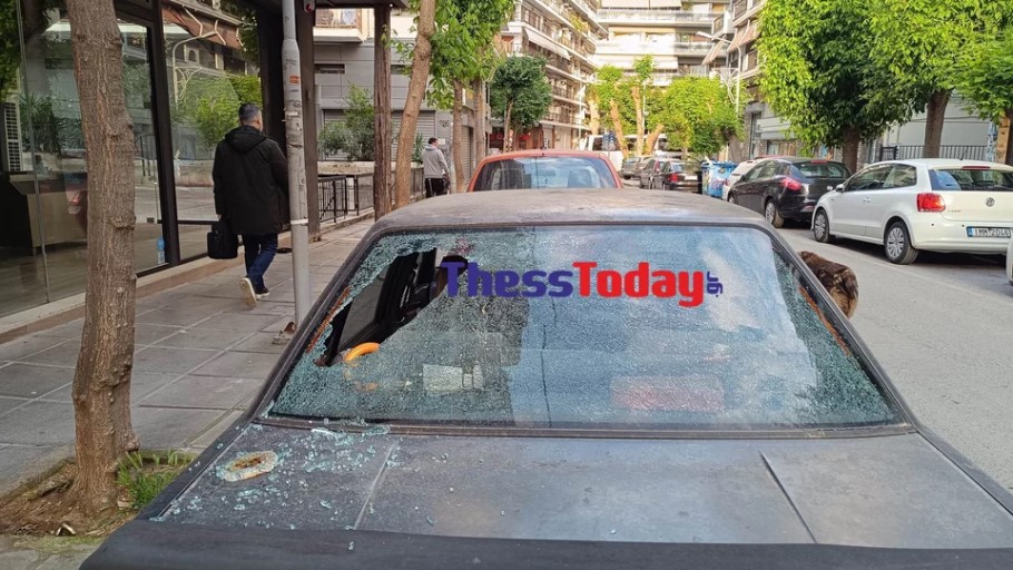 Θεσσαλονίκη: Πέταξε ντουλάπια από το μπαλκόνι – Ζημιές σε ΙΧ