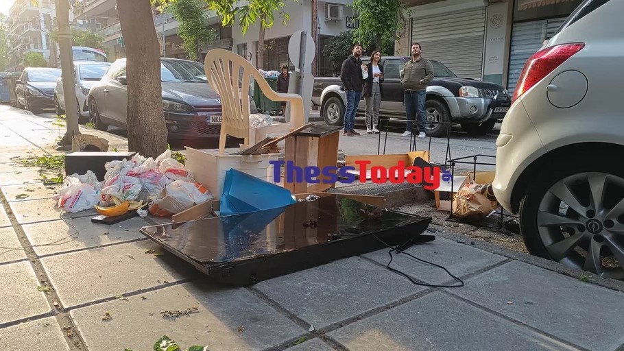Καρέκλες, ντουλάπια και τηλεόραση στη μέση δρόμου στη Θεσσαλονίκη © thesstoday.gr
