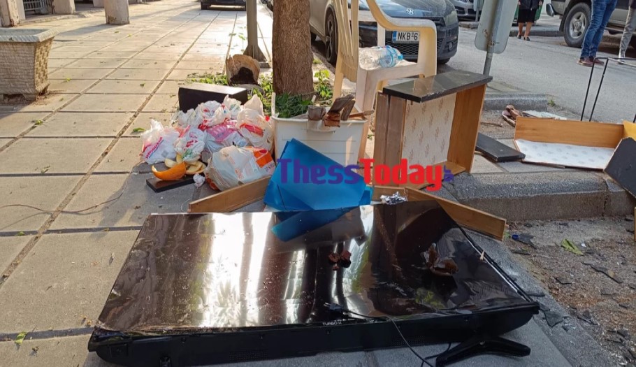Τα βαριά αντικείμενα που πέταξε ο 40χρονος στον δρόμο από το μπαλκόνι του σπιτιού του στη Θεσσαλονίκη © thesstoday