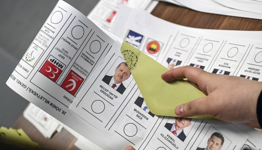 Ψηφοδέλτια για τις τουρκικές εκλογές σε εκλογικό κέντρο στη Γερμανία © EPA/FILIP SINGER
