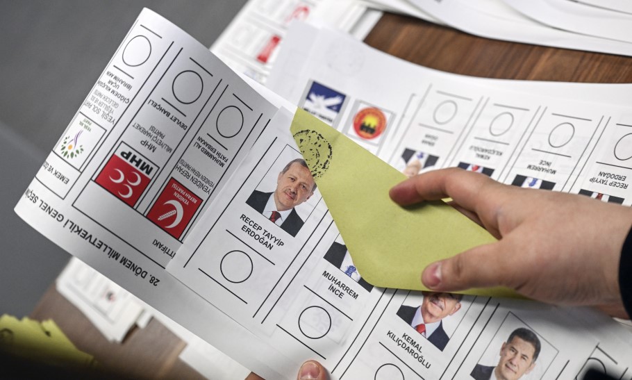 Ψηφοδέλτια για τις τουρκικές εκλογές σε εκλογικό κέντρο στη Γερμανία © EPA/FILIP SINGER