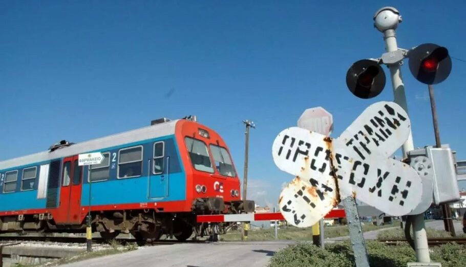 Τρένο διέρχεται από φυλασσόμενη διάβαση © EUROKINISSI