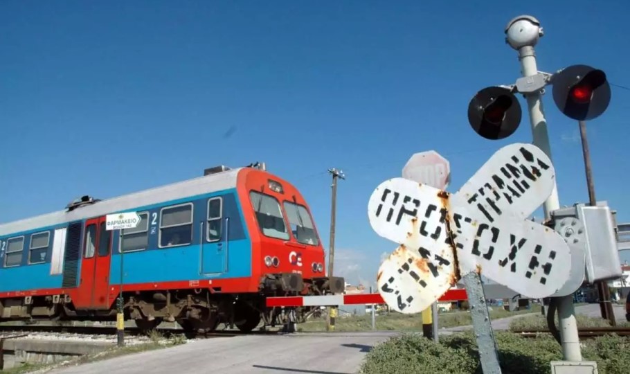 Τρένο διέρχεται από φυλασσόμενη διάβαση © EUROKINISSI