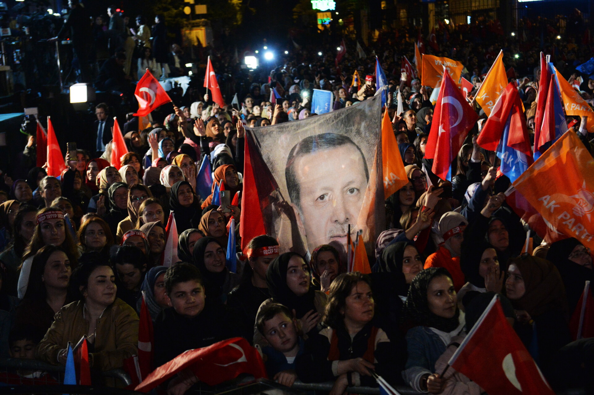 Υποστηρικτές του Ερντογάν τον αποθεώνουν μετά τις εκλογές στην Τουρκία © EPA/Necati Savas