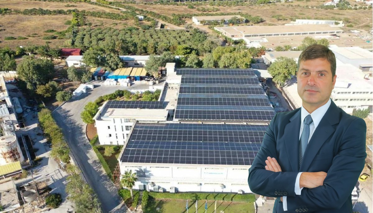 O Ευάγγελος Μπάρδης, Partner και Director της Sirec Energy AE και Διευθύνων Σύμβουλος της ESCO Partners ΑΕ και ο φωτοβολταϊκός σταθμός της Adam Pack © ESCO Partners / sirecenergy / Powergame.gr