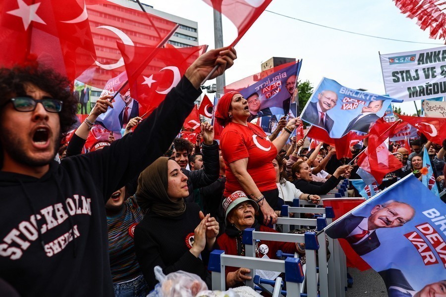 Υποστηρικτές του υποψήφιου Τούρκου προέδρου Κεμάλ Κιλιτσντάρογλου, ηγέτη του αντιπολιτευόμενου Ρεπουμπλικανικού Λαϊκού Κόμματος (CHP), παρακολουθούν την προεκλογική του εκδήλωση στην Άγκυρα @EPA/SEDAT SUNA