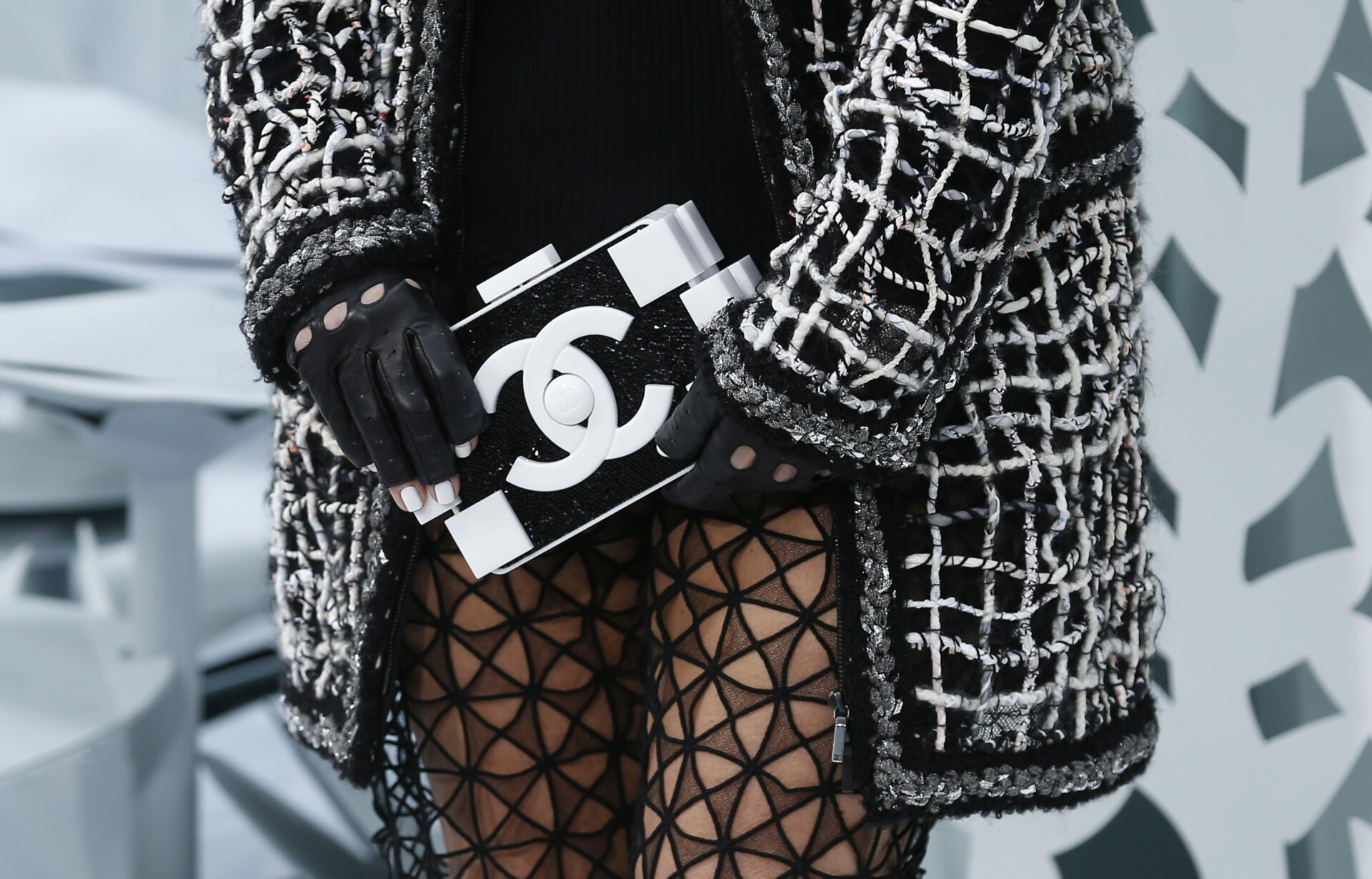 Τσάντα του οίκου Chanel © EPA/IAN LANGSDON